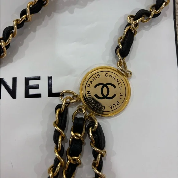 Authentic CHANEL Rue 31 Cambon vintage quilted leather medallion belt - Picture 4 of 11